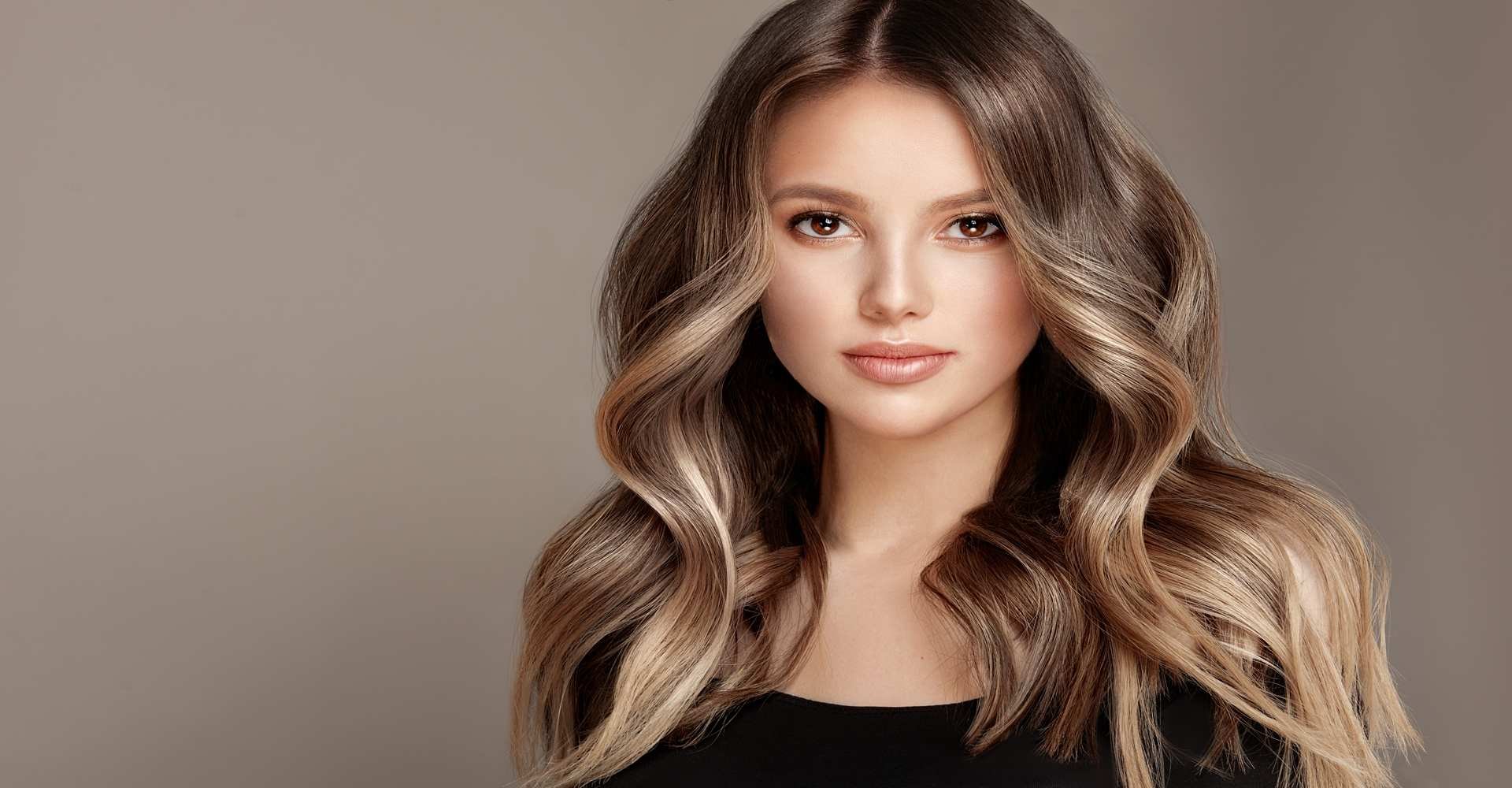 Modelo Branca Com Cabelo Ondulado E Loiro